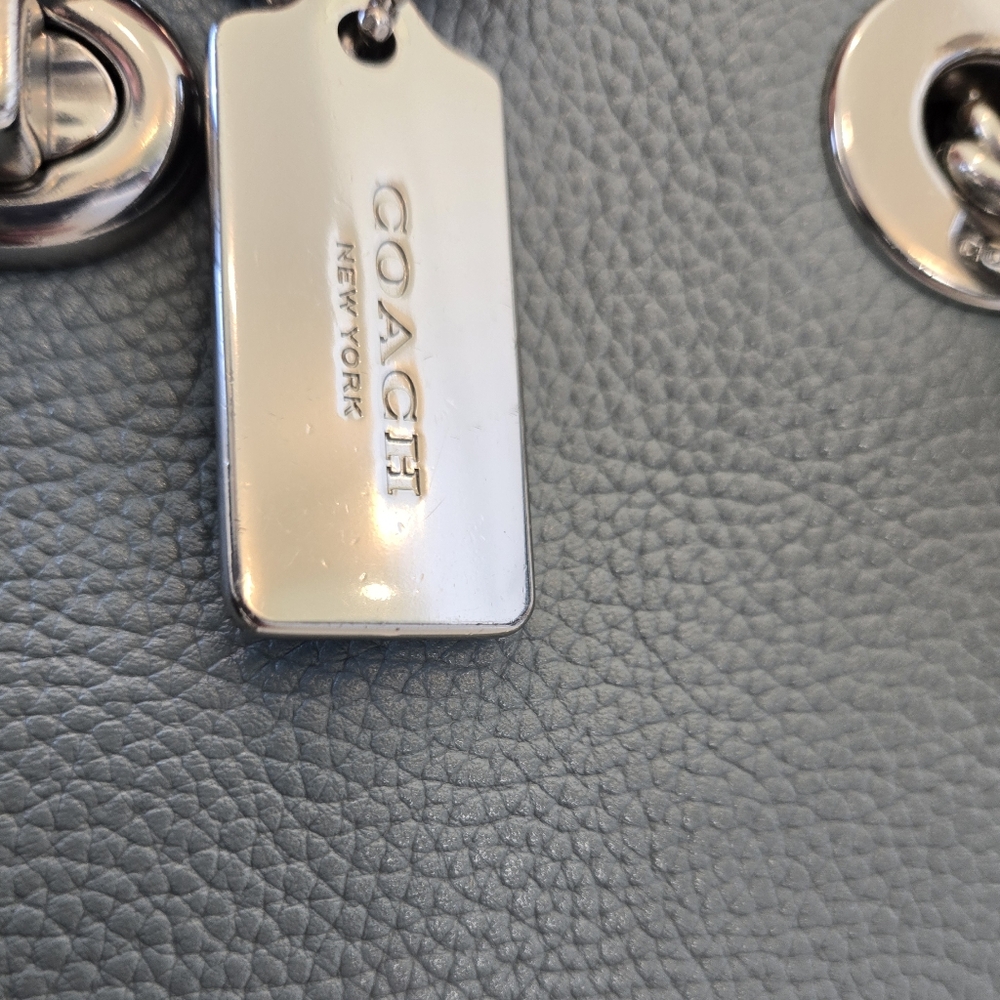 COACH 2021 Turnlock Pebbled Leather Chain Tote Sage Blue with Dust Bag 57107 - Picture 3 of 14